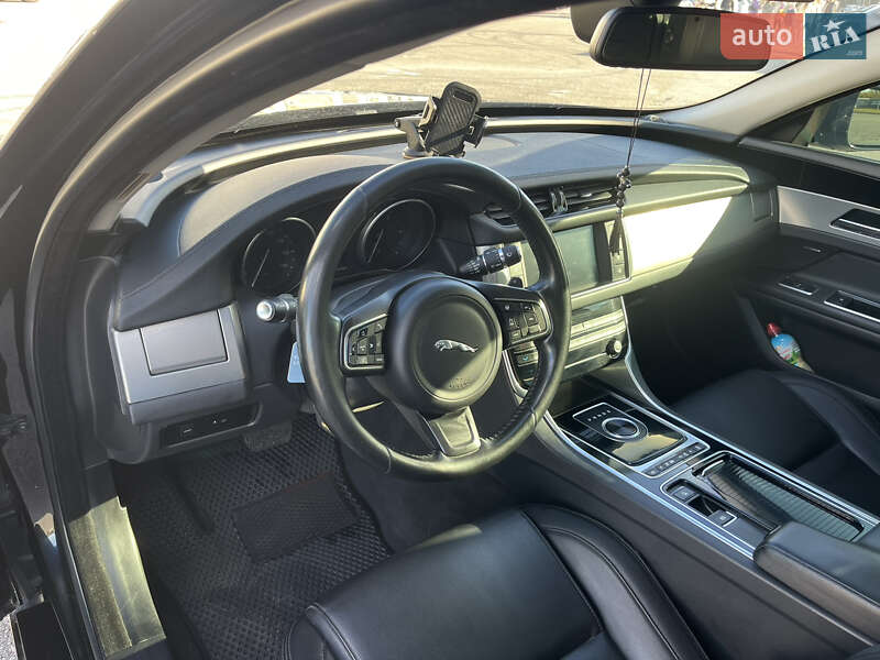 Седан Jaguar XF 2016 в Киеве