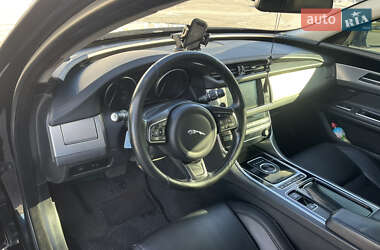 Седан Jaguar XF 2016 в 