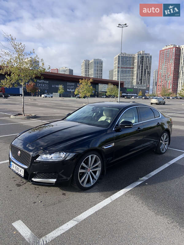 Седан Jaguar XF 2016 в 