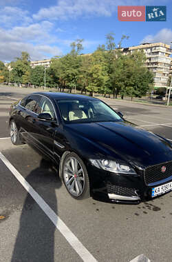 Седан Jaguar XF 2016 в 