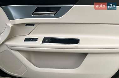 Седан Jaguar XF 2016 в 