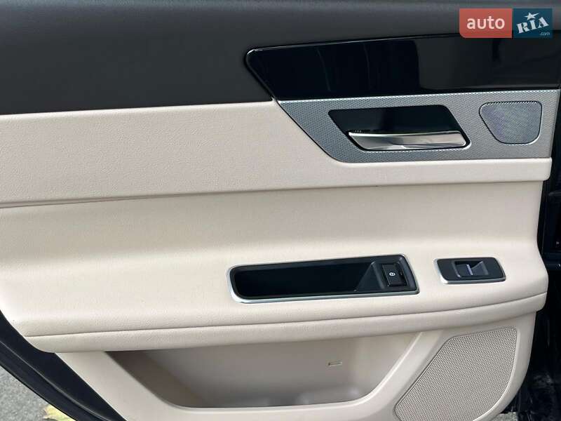 Седан Jaguar XF 2016 в Киеве