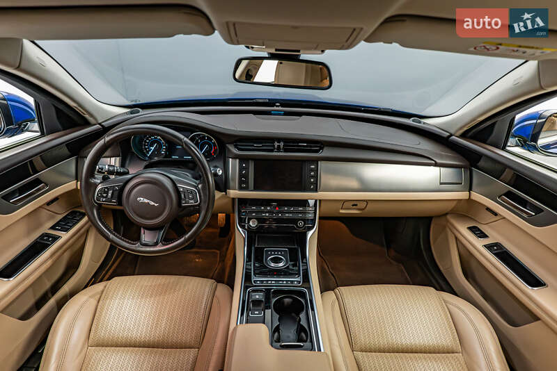 Седан Jaguar XF 2016 в Киеве