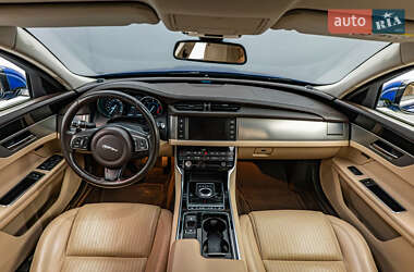 Седан Jaguar XF 2016 в 