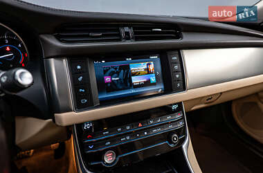 Седан Jaguar XF 2016 в 