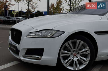 Седан Jaguar XF 2016 в 
