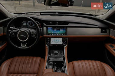 Седан Jaguar XF 2016 в 