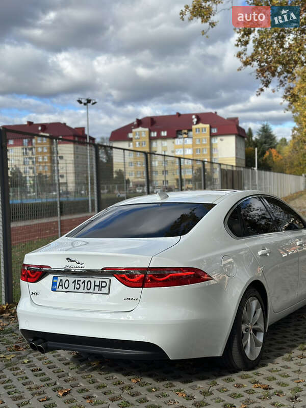 Седан Jaguar XF 2016 в Мукачево