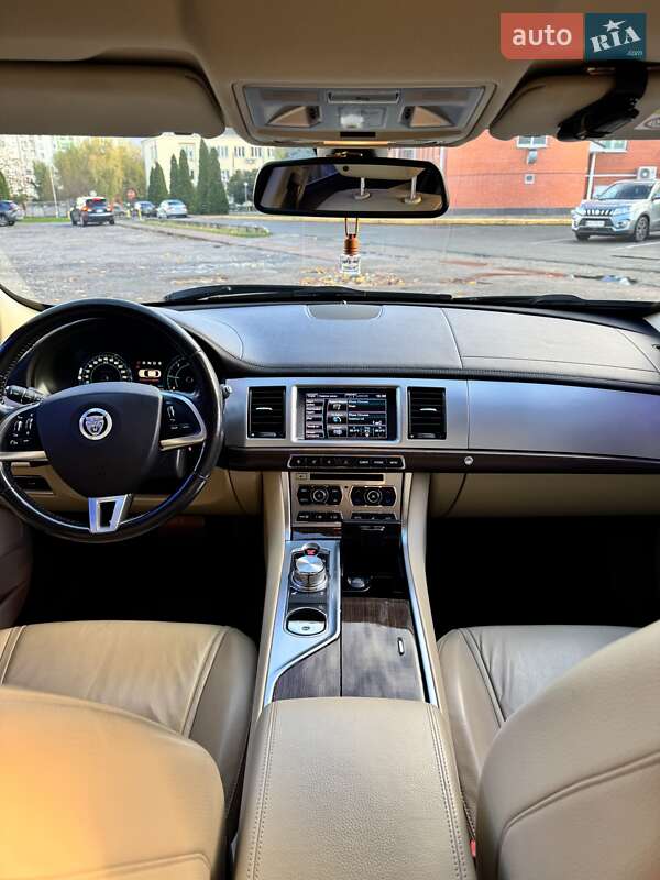 Седан Jaguar XF 2014 в Вишневому фото 4 Седан Jaguar XF 2014 в Вишневому