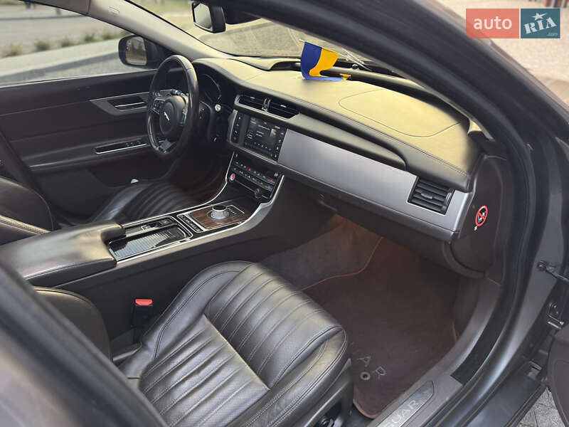 Седан Jaguar XF 2016 в Чернигове