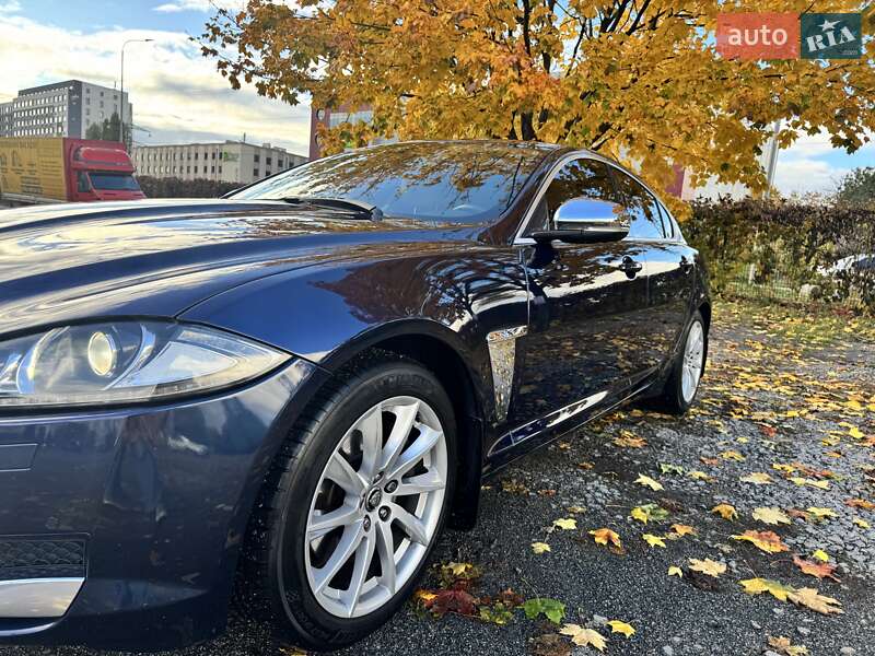 Седан Jaguar XF 2014 в Вишневому фото 13 Седан Jaguar XF 2014 в Вишневому