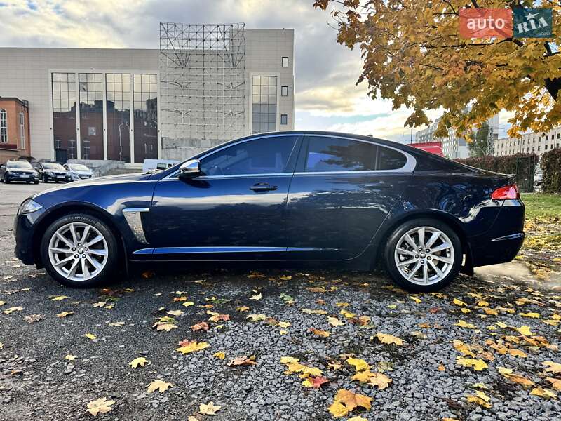 Седан Jaguar XF 2014 в Вишневому фото 12 Седан Jaguar XF 2014 в Вишневому