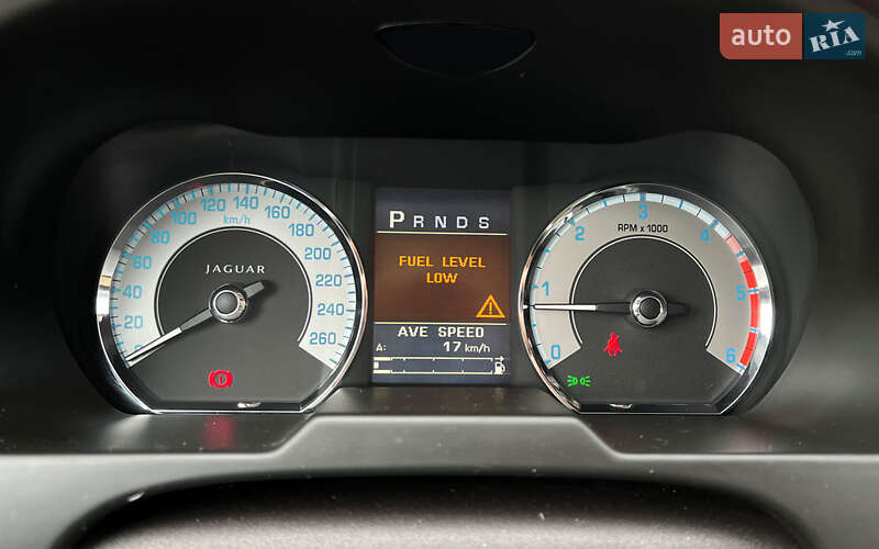 Седан Jaguar XF 2010 в Львове