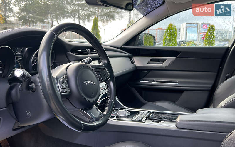 Седан Jaguar XF 2015 в Львове