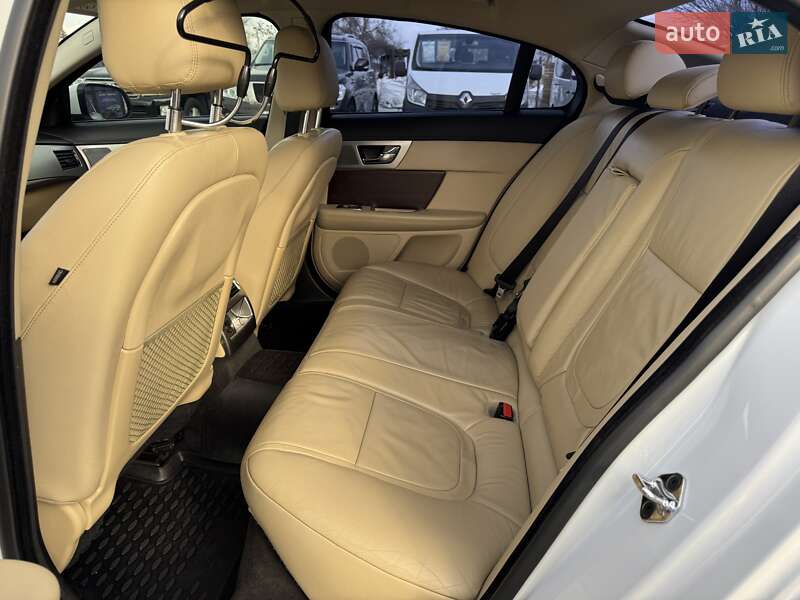Седан Jaguar XF 2014 в Дніпрі