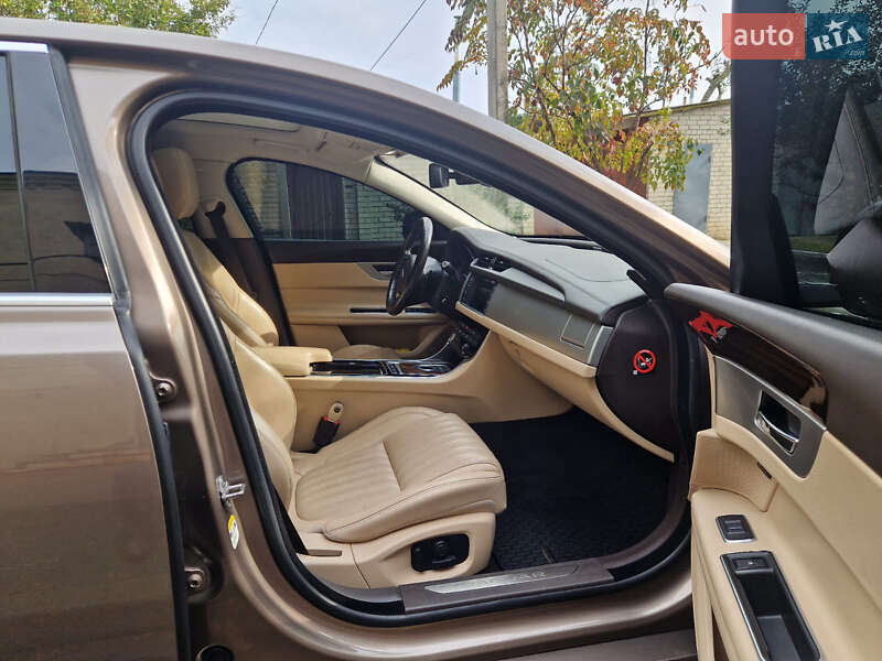 Седан Jaguar XF 2016 в Харкові