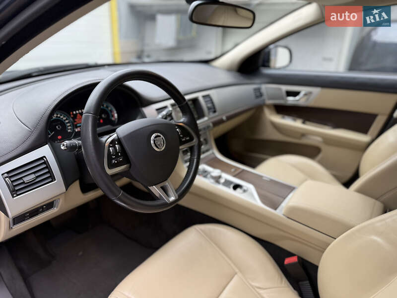 Седан Jaguar XF 2013 в Києві