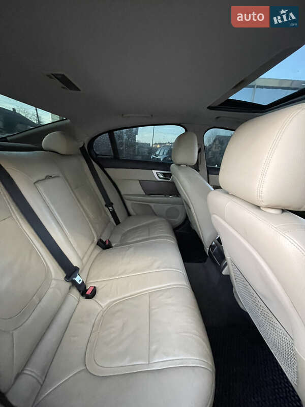 Седан Jaguar XF 2014 в Ивано-Франковске