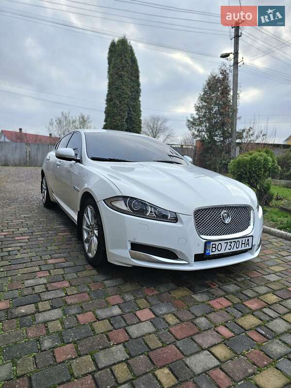 Седан Jaguar XF 2012 в Остроге