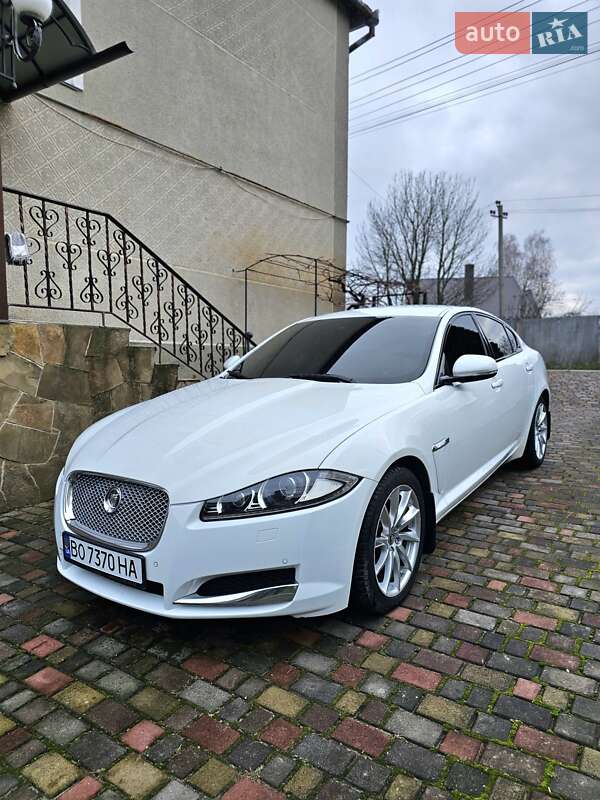 Седан Jaguar XF 2012 в Остроге