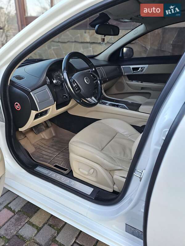 Седан Jaguar XF 2012 в Остроге