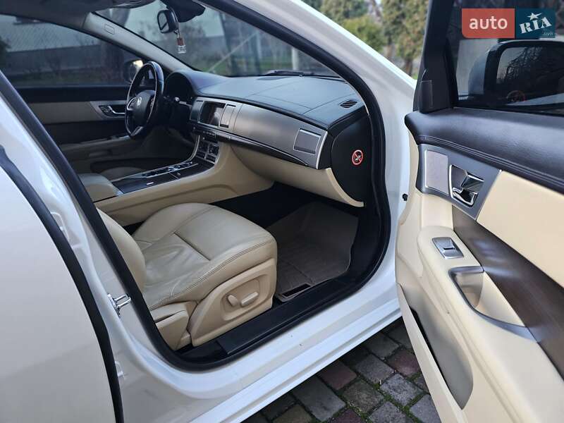 Седан Jaguar XF 2012 в Остроге