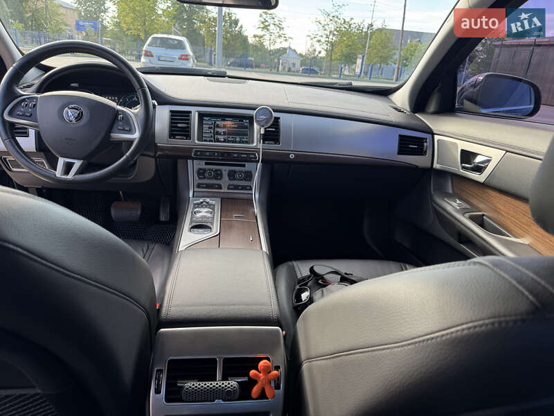 Седан Jaguar XF 2014 в Львові