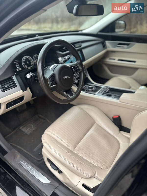 Седан Jaguar XF 2017 в Дніпрі