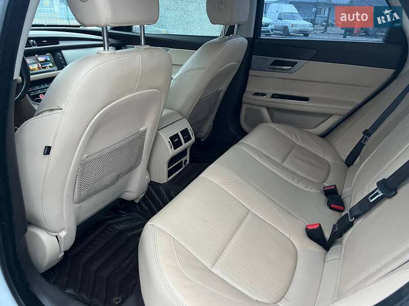 Седан Jaguar XF 2015 в Киеве