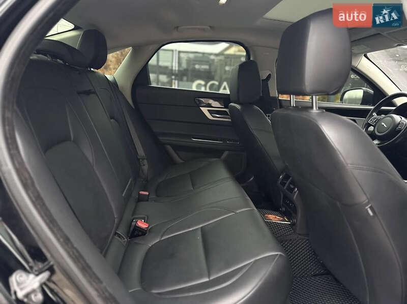 Седан Jaguar XF 2016 в Киеве