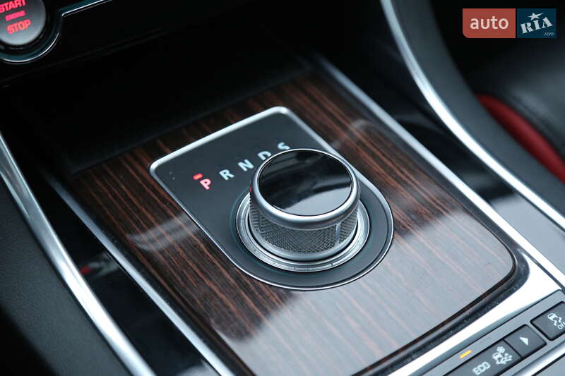 Седан Jaguar XF 2015 в Киеве