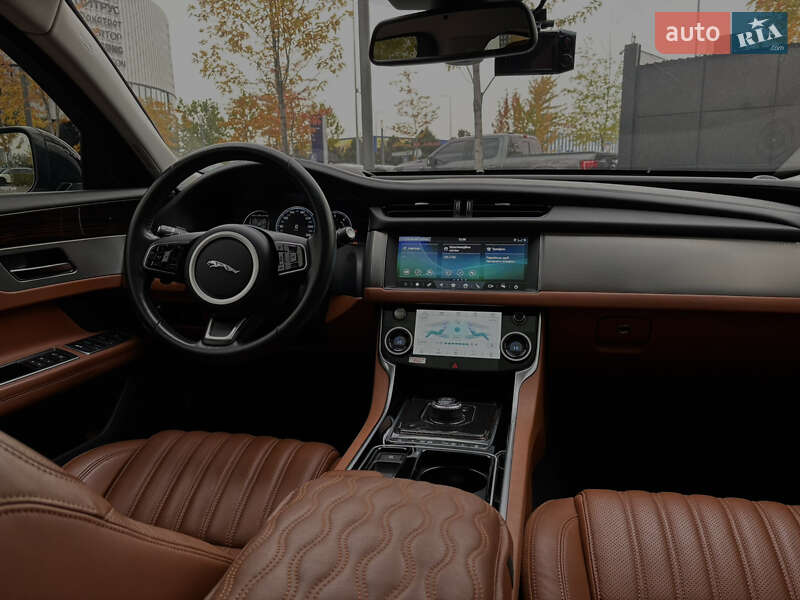 Седан Jaguar XF 2016 в Киеве