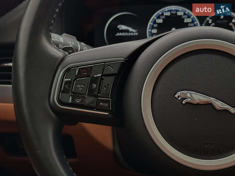 Седан Jaguar XF 2016 в Киеве