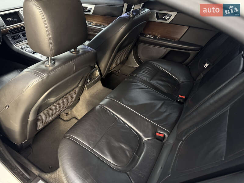 Седан Jaguar XF 2013 в Львове