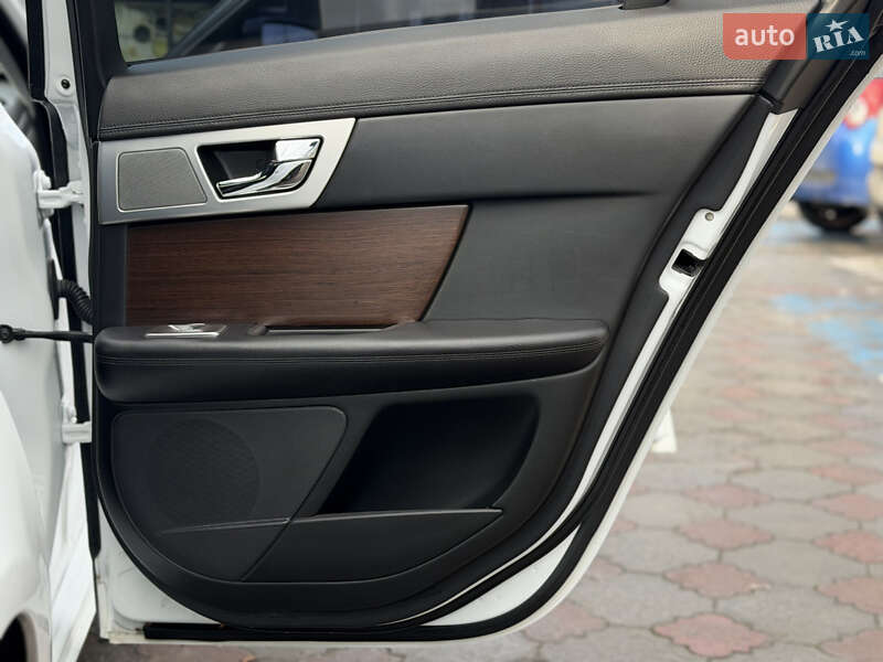 Седан Jaguar XF 2013 в Львове