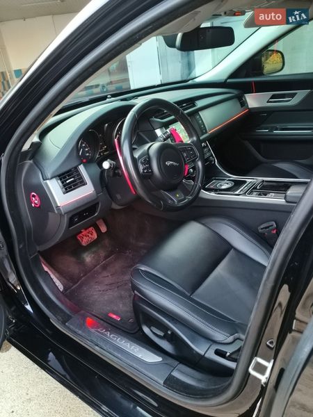 Седан Jaguar XF 2015 в Тячеві