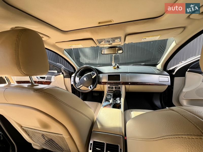 Седан Jaguar XF 2015 в Одесі