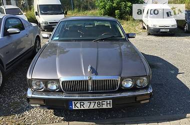 Седан Jaguar XJ 1990 в Львові