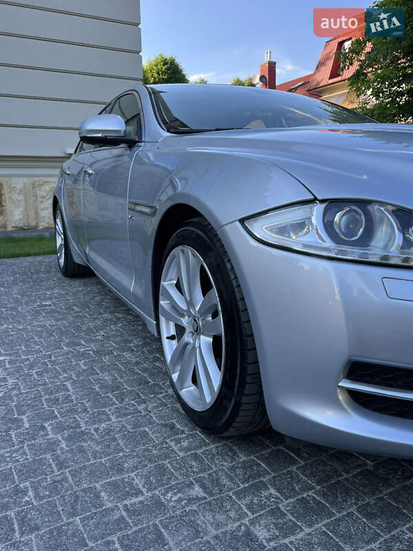 Седан Jaguar XJ 2013 в Львове