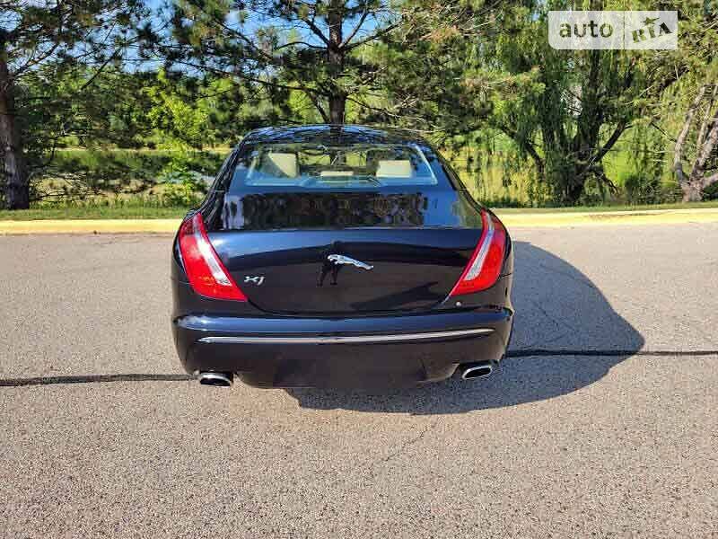 Седан Jaguar XJ 2010 в Львові