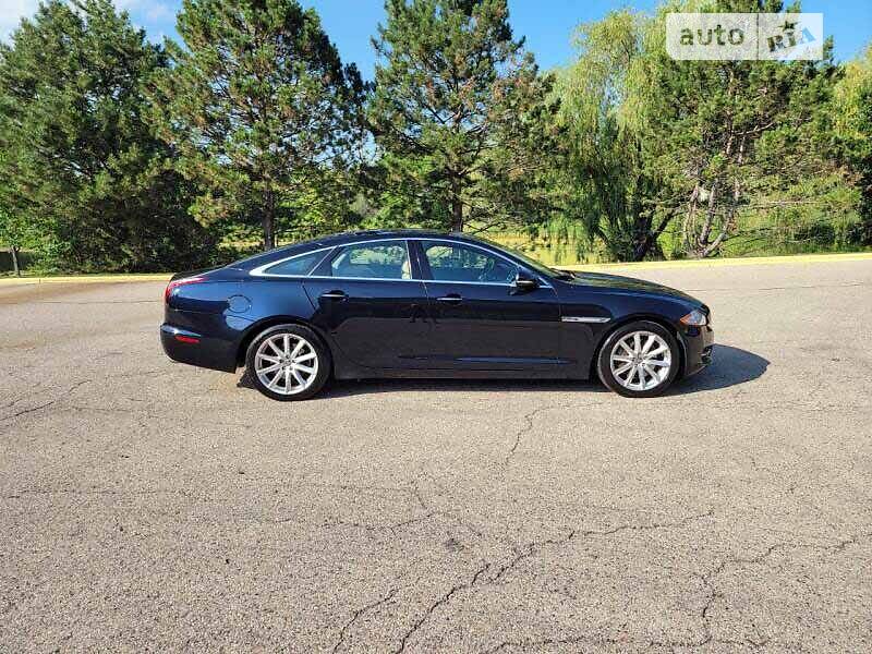 Седан Jaguar XJ 2010 в Львові
