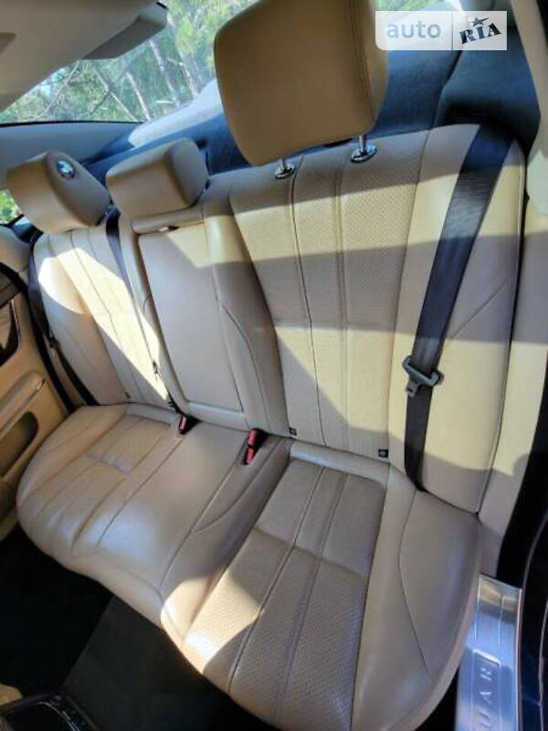 Седан Jaguar XJ 2010 в Львові
