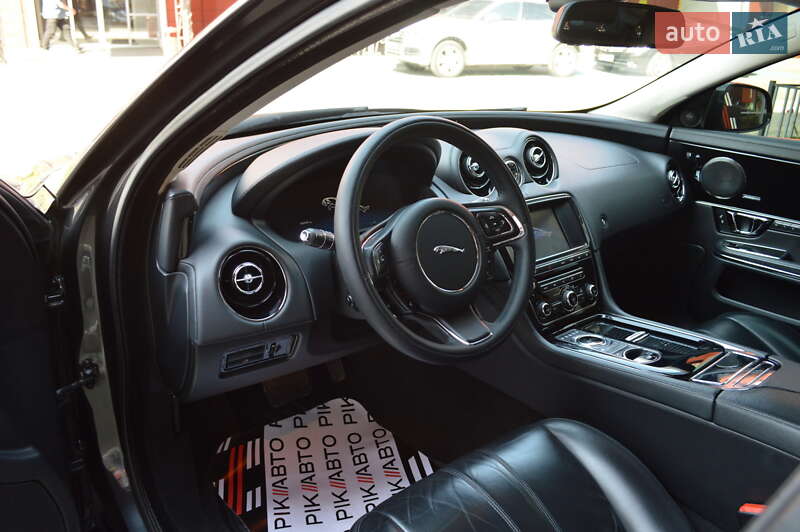 Седан Jaguar XJ 2014 в Львове