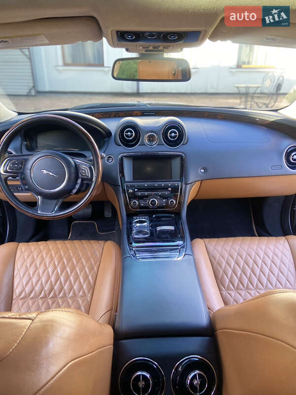 Седан Jaguar XJ 2016 в Львові