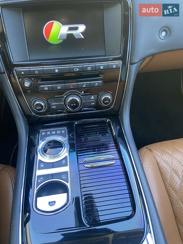 Седан Jaguar XJ 2016 в Львові