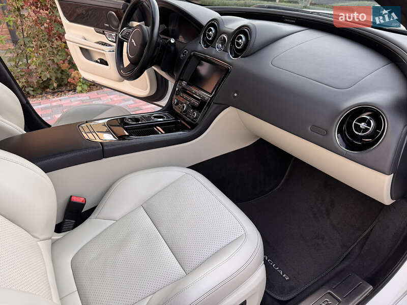 Седан Jaguar XJ 2015 в Киеве