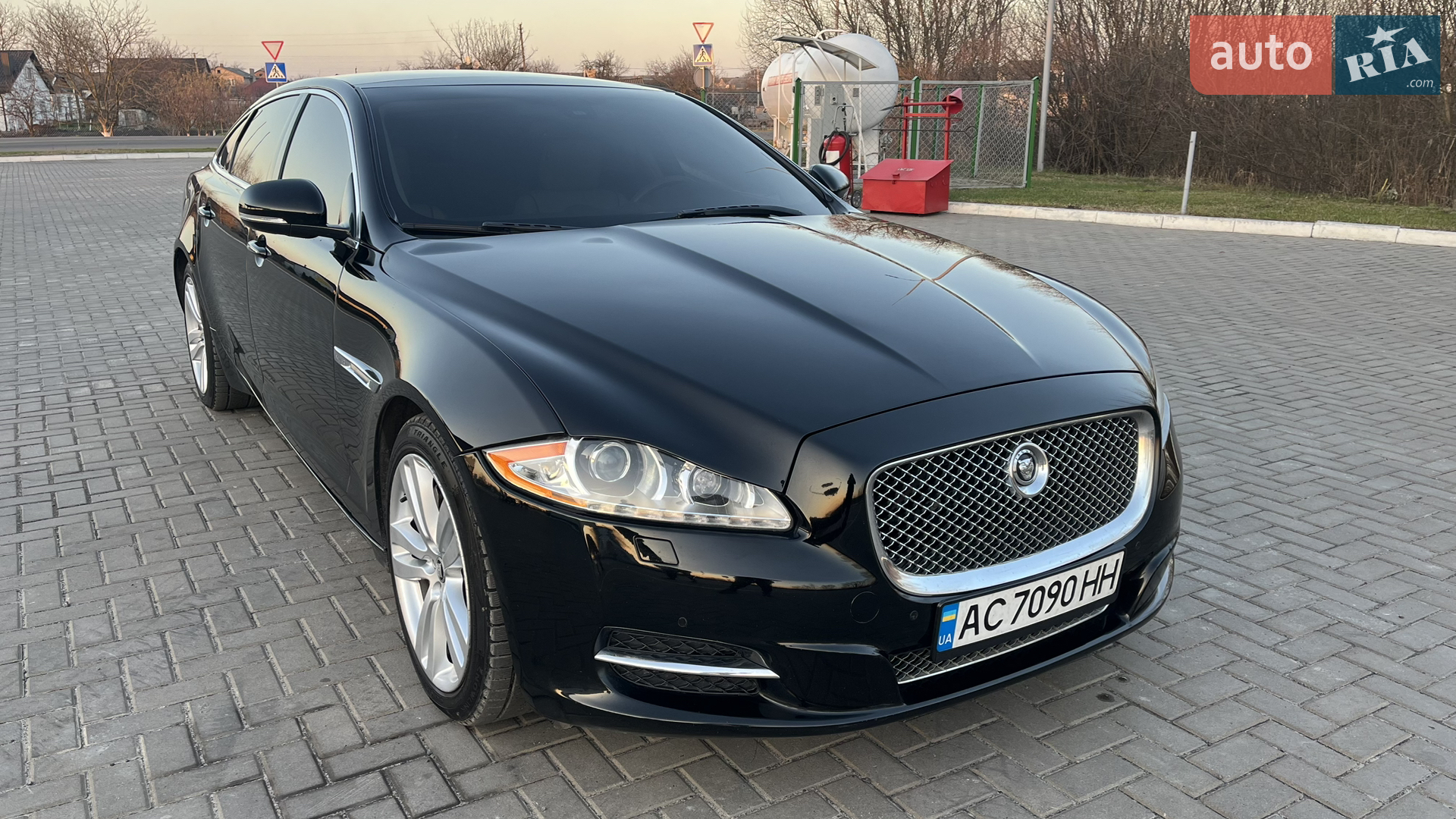 2013 Jaguar XJ - мініатюра 2