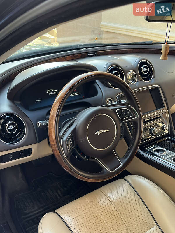 Седан Jaguar XJ 2013 в Мукачевому