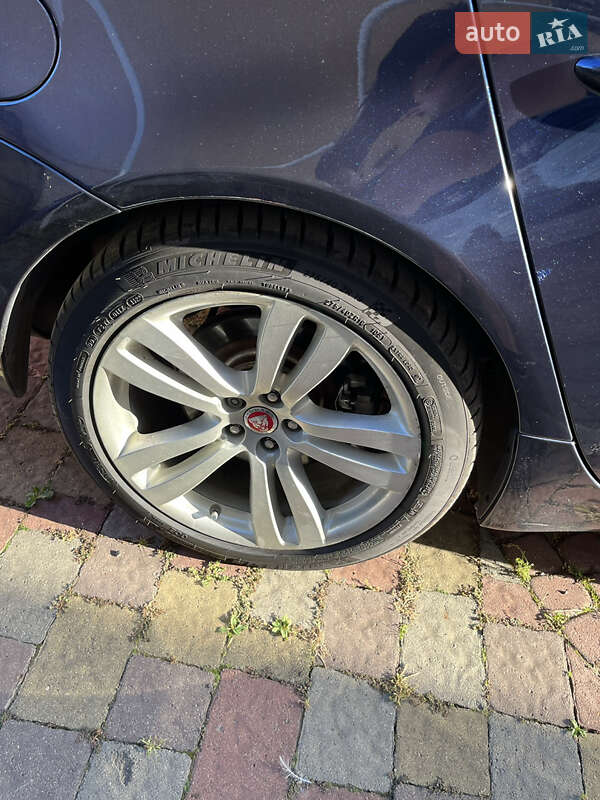 Седан Jaguar XJ 2013 в Мукачевому