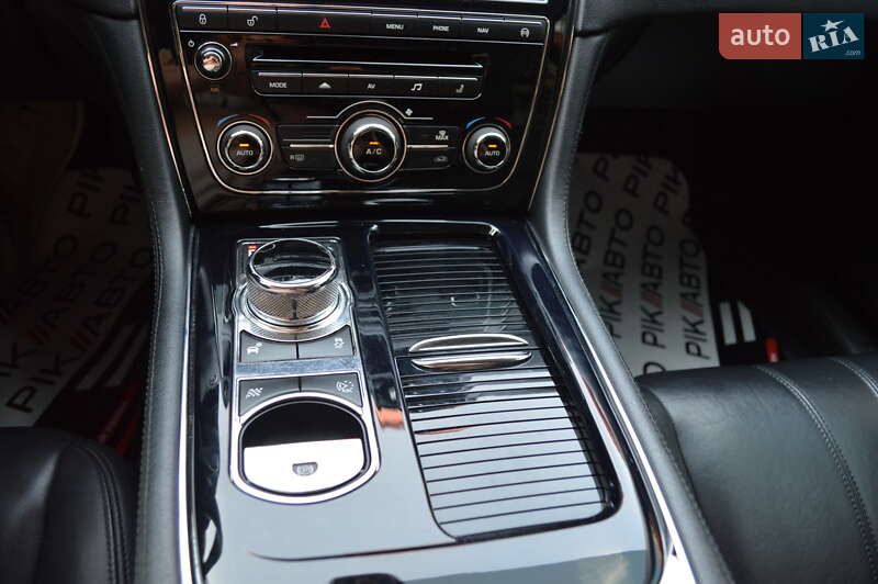 Седан Jaguar XJ 2014 в Львове